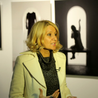 Zara Fernández de Moya y Santiago Olmo, comisarios de la exposición Miradas Paralelas. Irán-España: fotógrafas en el espejo en el Centro Cultural Conde Duque de Madrid