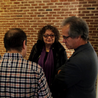 Zara Fernández de Moya y Santiago Olmo, comisarios de la exposición Miradas Paralelas. Irán-España: fotógrafas en el espejo en el Centro Cultural Conde Duque de Madrid