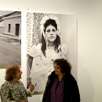 Zara Fernández de Moya y Santiago Olmo, comisarios de la exposición Miradas Paralelas. Irán-España: fotógrafas en el espejo en el Centro Cultural Conde Duque de Madrid