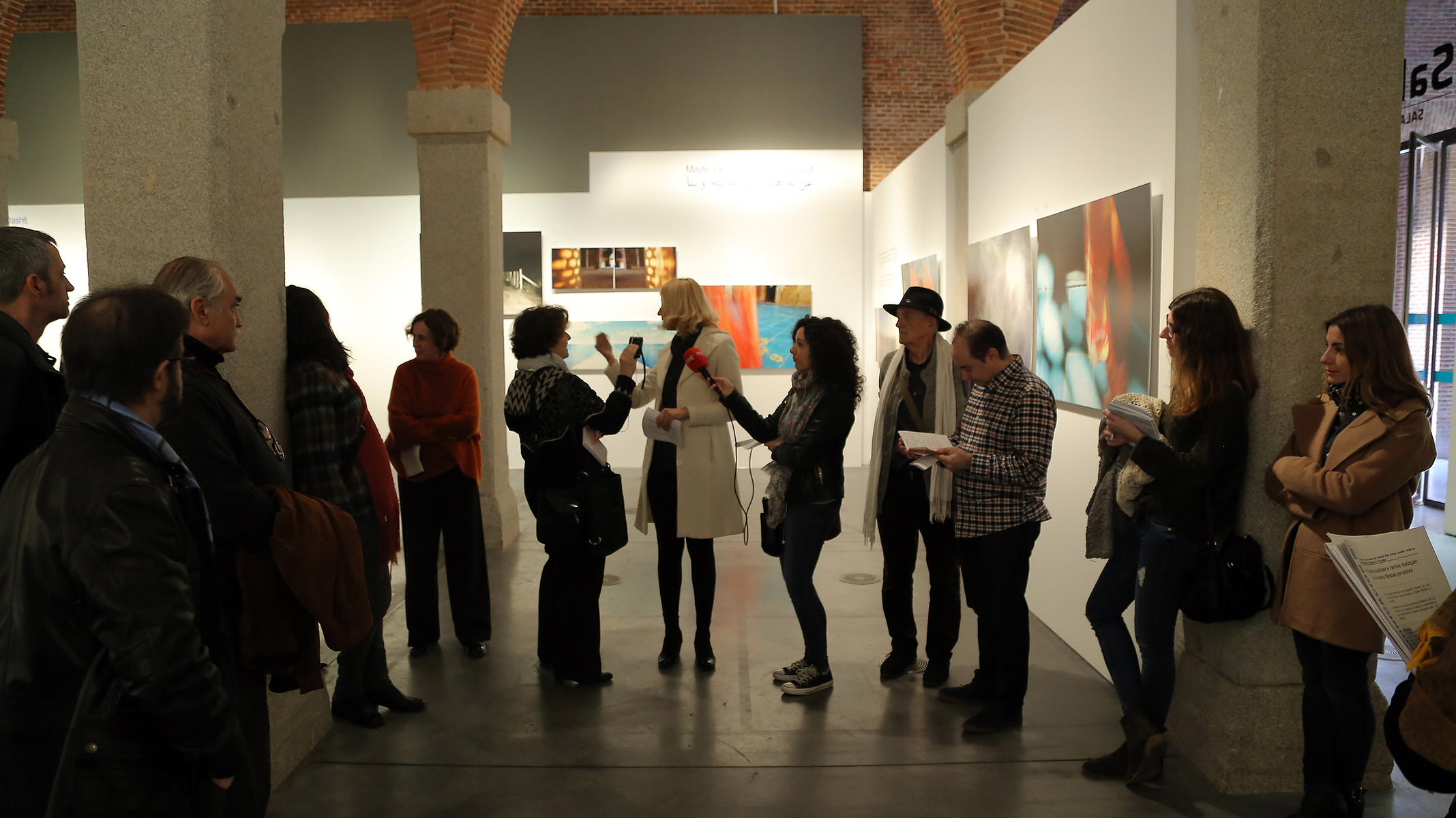 Zara Fernández de Moya y Santiago Olmo, comisarios de la exposición Miradas Paralelas. Irán-España: fotógrafas en el espejo en el Centro Cultural Conde Duque de Madrid