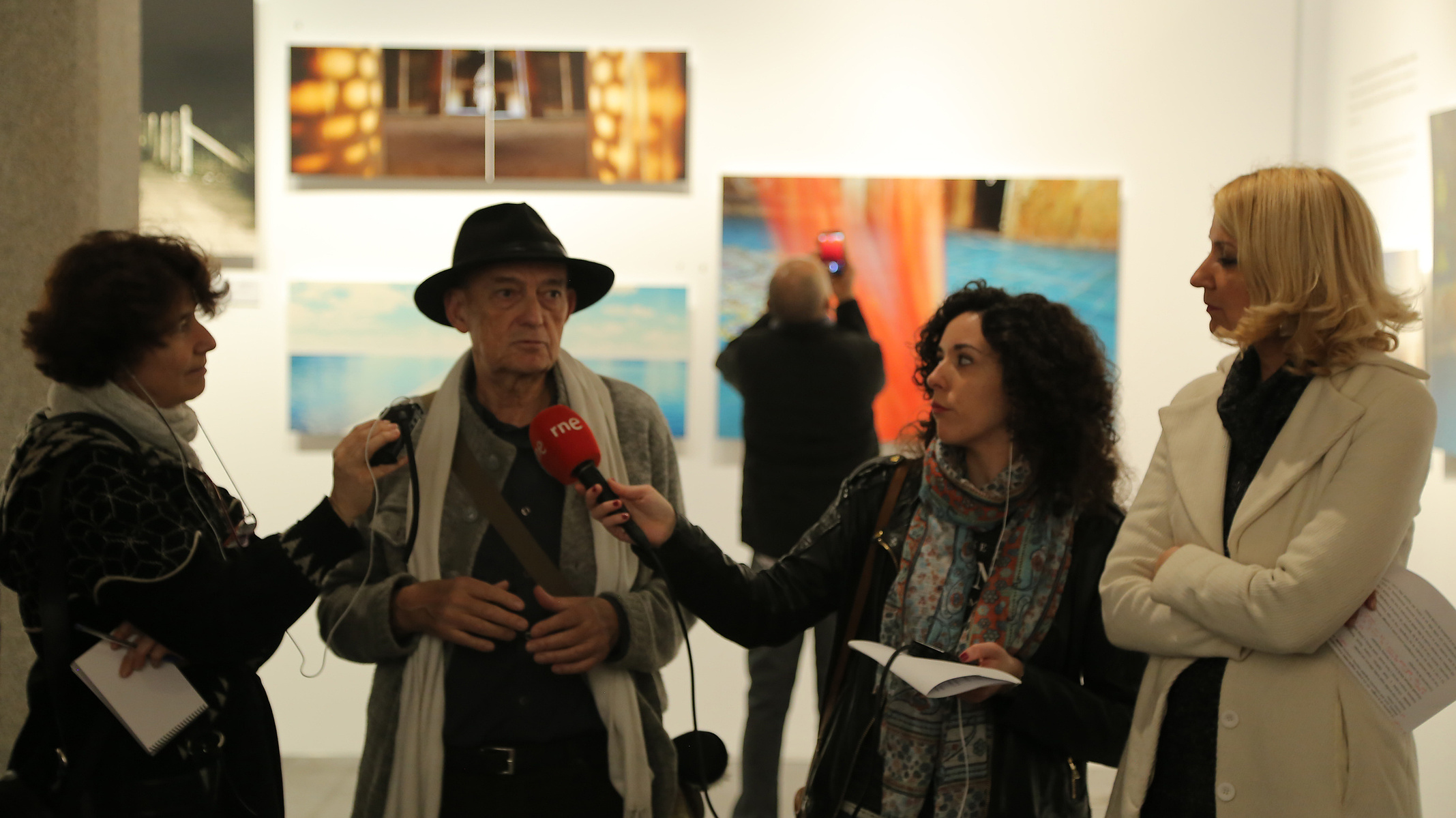Zara Fernández de Moya y Santiago Olmo, comisarios de la exposición Miradas Paralelas. Irán-España: fotógrafas en el espejo en el Centro Cultural Conde Duque de Madrid