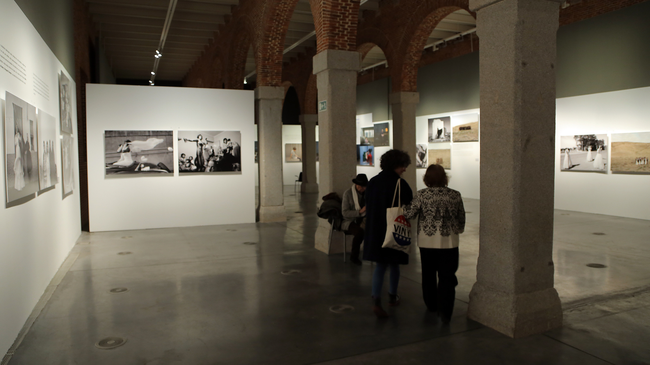 Zara Fernández de Moya y Santiago Olmo, comisarios de la exposición Miradas Paralelas. Irán-España: fotógrafas en el espejo en el Centro Cultural Conde Duque de Madrid
