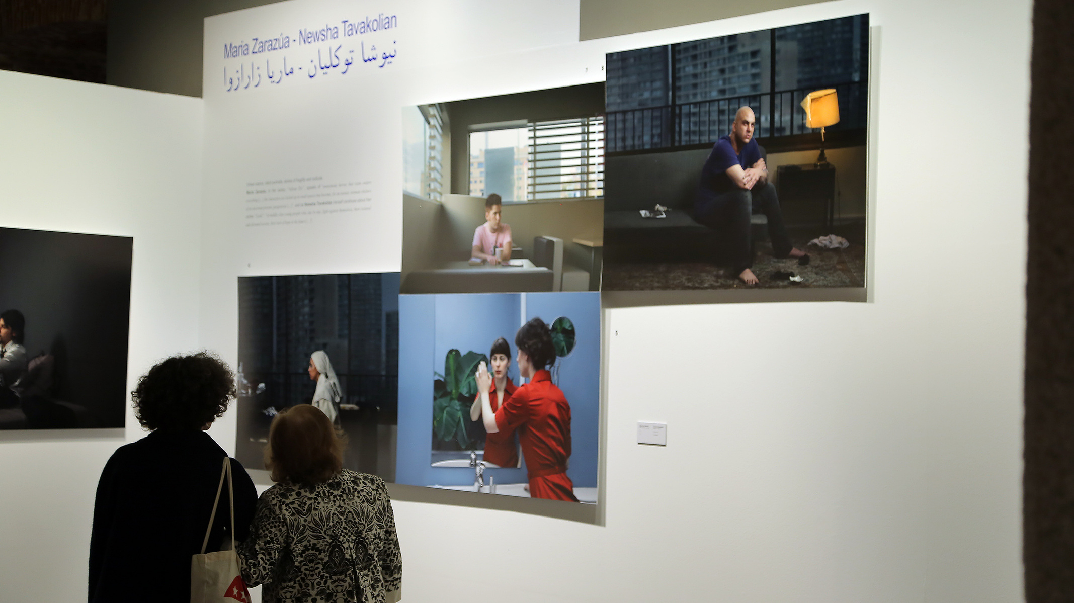 Zara Fernández de Moya y Santiago Olmo, comisarios de la exposición Miradas Paralelas. Irán-España: fotógrafas en el espejo en el Centro Cultural Conde Duque de Madrid