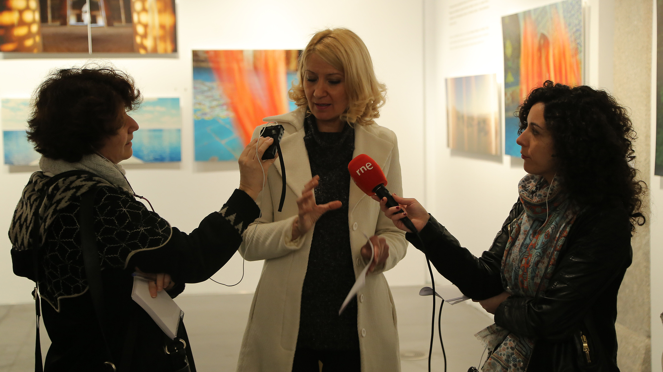 Zara Fernández de Moya y Santiago Olmo, comisarios de la exposición Miradas Paralelas. Irán-España: fotógrafas en el espejo en el Centro Cultural Conde Duque de Madrid