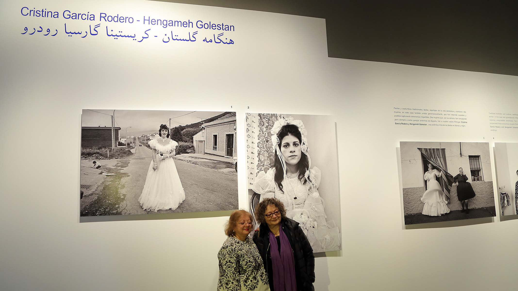 Zara Fernández de Moya y Santiago Olmo, comisarios de la exposición Miradas Paralelas. Irán-España: fotógrafas en el espejo en el Centro Cultural Conde Duque de Madrid