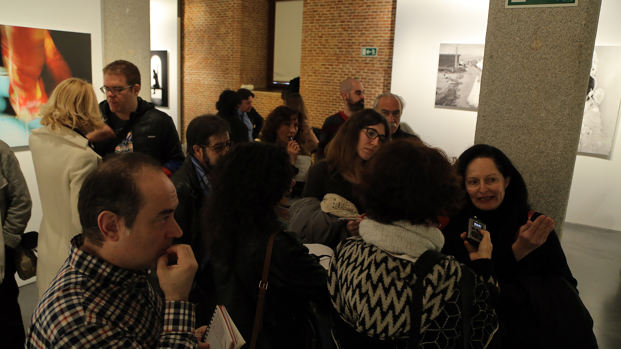 Zara Fernández de Moya y Santiago Olmo, comisarios de la exposición Miradas Paralelas. Irán-España: fotógrafas en el espejo en el Centro Cultural Conde Duque de Madrid