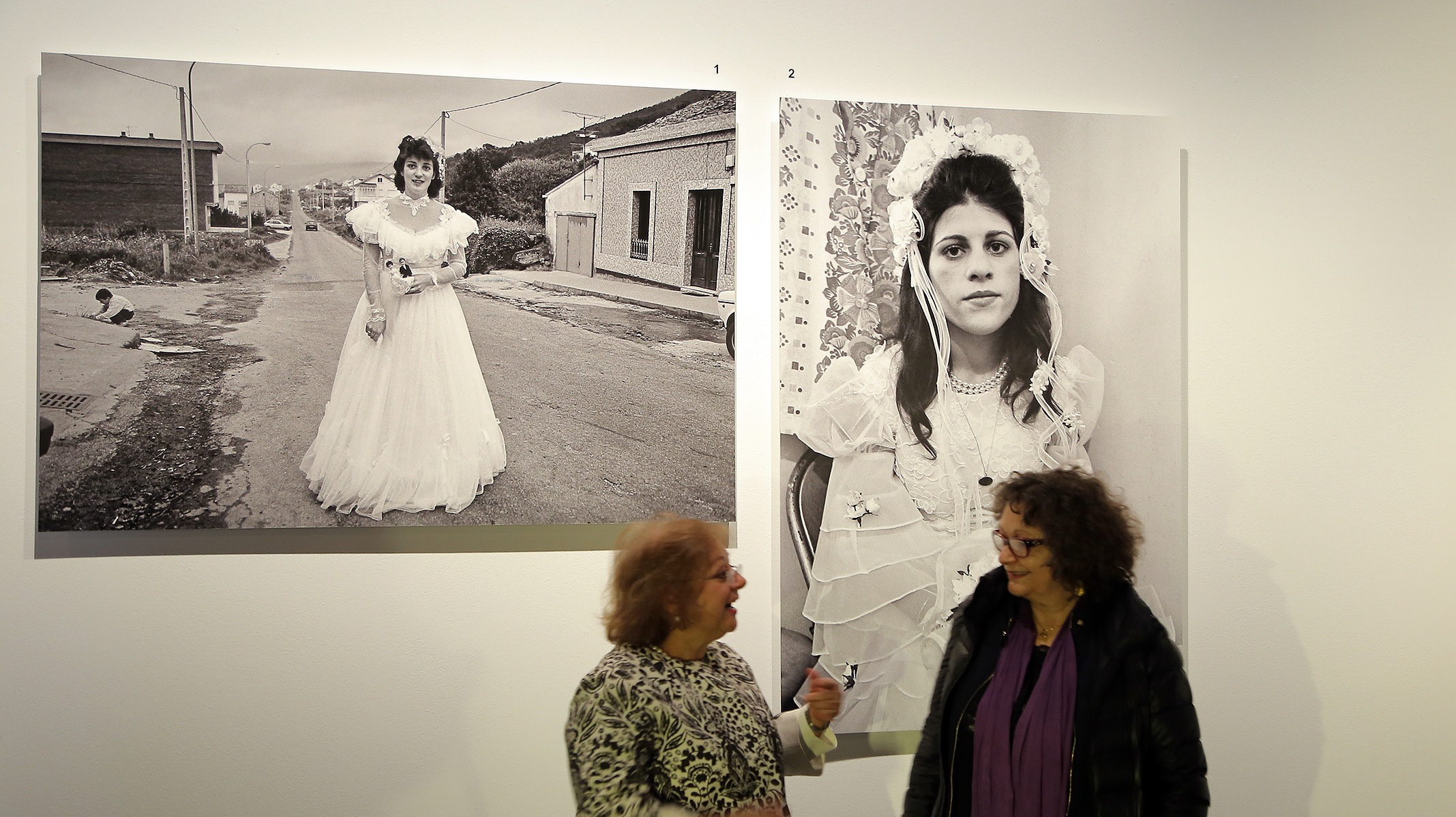 Zara Fernández de Moya y Santiago Olmo, comisarios de la exposición Miradas Paralelas. Irán-España: fotógrafas en el espejo en el Centro Cultural Conde Duque de Madrid