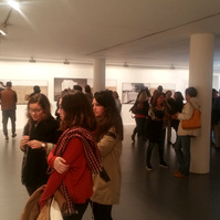 Zara Fernández de Moya y Santiago Olmo, comisarios de la exposición Miradas Paralelas. Irán-España: fotógrafas en el espejo en el Museo Barjola de Gijón