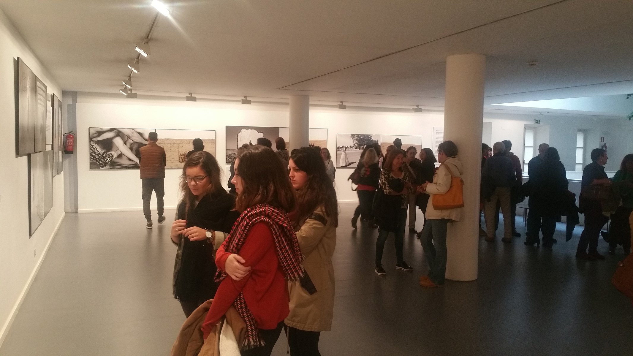 Zara Fernández de Moya y Santiago Olmo, comisarios de la exposición Miradas Paralelas. Irán-España: fotógrafas en el espejo en el Museo Barjola de Gijón