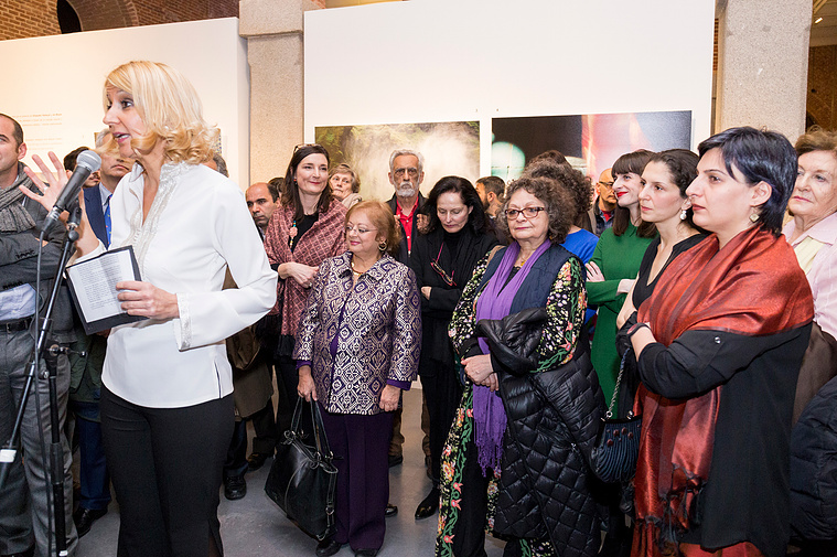Zara Fernández de Moya y Santiago Olmo, comisarios de la exposición Miradas Paralelas. Irán-España: fotógrafas en el espejo en el Centro Cultural Conde Duque de Madrid