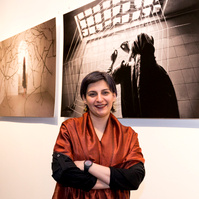 Zara Fernández de Moya y Santiago Olmo, comisarios de la exposición Miradas Paralelas. Irán-España: fotógrafas en el espejo en el Centro Cultural Conde Duque de Madrid