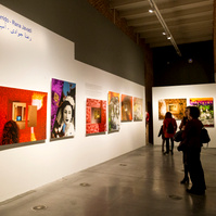 Zara Fernández de Moya y Santiago Olmo, comisarios de la exposición Miradas Paralelas. Irán-España: fotógrafas en el espejo en el Centro Cultural Conde Duque de Madrid