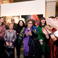 Zara Fernández de Moya y Santiago Olmo, comisarios de la exposición Miradas Paralelas. Irán-España: fotógrafas en el espejo en el Centro Cultural Conde Duque de Madrid