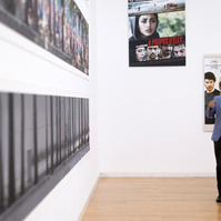 Exposición La Acera, de Asghar Farhadi, en Santiago de Compostela. Centro Galego de Arte Contemporánea, comisariada por Zara Fernández de Moya