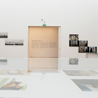 Exposición La Acera, de Asghar Farhadi, en Santiago de Compostela. Centro Galego de Arte Contemporánea, comisariada por Zara Fernández de Moya