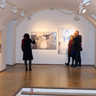 Zara Fernández de Moya y Santiago Olmo, comisarios de la exposición Miradas Paralelas. Irán-España: fotógrafas en el espejo en la Fundación Vila Casas