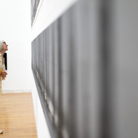 Exposición La Acera, de Asghar Farhadi, en Santiago de Compostela. Centro Galego de Arte Contemporánea, comisariada por Zara Fernández de Moya