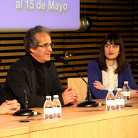 Zara Fernández de Moya y Santiago Olmo, comisarios de la exposición Miradas Paralelas. Irán-España: fotógrafas en el espejo en el Centro Cultural Conde Duque de Madrid