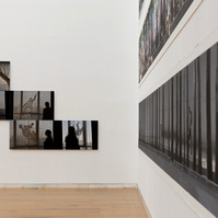 Exposición La Acera, de Asghar Farhadi, en Santiago de Compostela. Centro Galego de Arte Contemporánea, comisariada por Zara Fernández de Moya