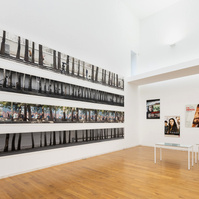 Exposición La Acera, de Asghar Farhadi, en Santiago de Compostela. Centro Galego de Arte Contemporánea, comisariada por Zara Fernández de Moya