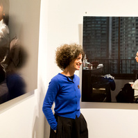 Zara Fernández de Moya y Santiago Olmo, comisarios de la exposición Miradas Paralelas. Irán-España: fotógrafas en el espejo en el Centro Cultural Conde Duque de Madrid