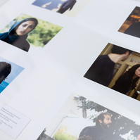 Exposición La Acera, de Asghar Farhadi, en Santiago de Compostela. Centro Galego de Arte Contemporánea, comisariada por Zara Fernández de Moya