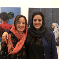 Zara Fernández de Moya y Santiago Olmo, comisarios de la exposición Miradas Paralelas. Irán-España: fotógrafas en el espejo en la Silk Road Gallery de Teherán