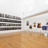 Exposición La Acera, de Asghar Farhadi, en Santiago de Compostela. Centro Galego de Arte Contemporánea, comisariada por Zara Fernández de Moya
