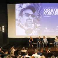 Acto en la Academia de Cine sobre la exposición La Acera, de Asghar Farhadi, comisariada por Zara Fernández de Moya. Fotografía @ Serafín Palazón
