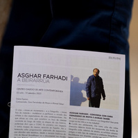 Exposición La Acera, de Asghar Farhadi, en Santiago de Compostela. Centro Galego de Arte Contemporánea, comisariada por Zara Fernández de Moya