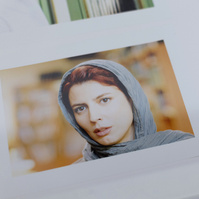 Exposición La Acera, de Asghar Farhadi, en Santiago de Compostela. Centro Galego de Arte Contemporánea, comisariada por Zara Fernández de Moya