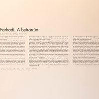 Exposición La Acera, de Asghar Farhadi, en Santiago de Compostela. Centro Galego de Arte Contemporánea, comisariada por Zara Fernández de Moya