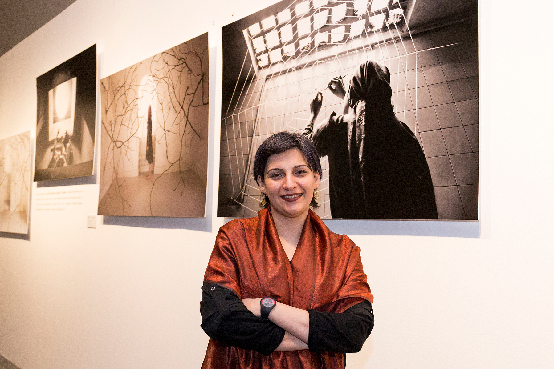 Zara Fernández de Moya y Santiago Olmo, comisarios de la exposición Miradas Paralelas. Irán-España: fotógrafas en el espejo en el Centro Cultural Conde Duque de Madrid