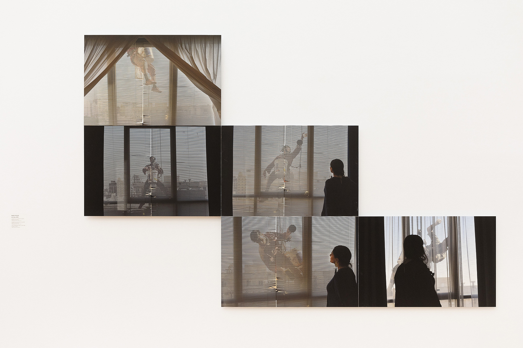 Exposición La Acera, de Asghar Farhadi, en Santiago de Compostela. Centro Galego de Arte Contemporánea, comisariada por Zara Fernández de Moya