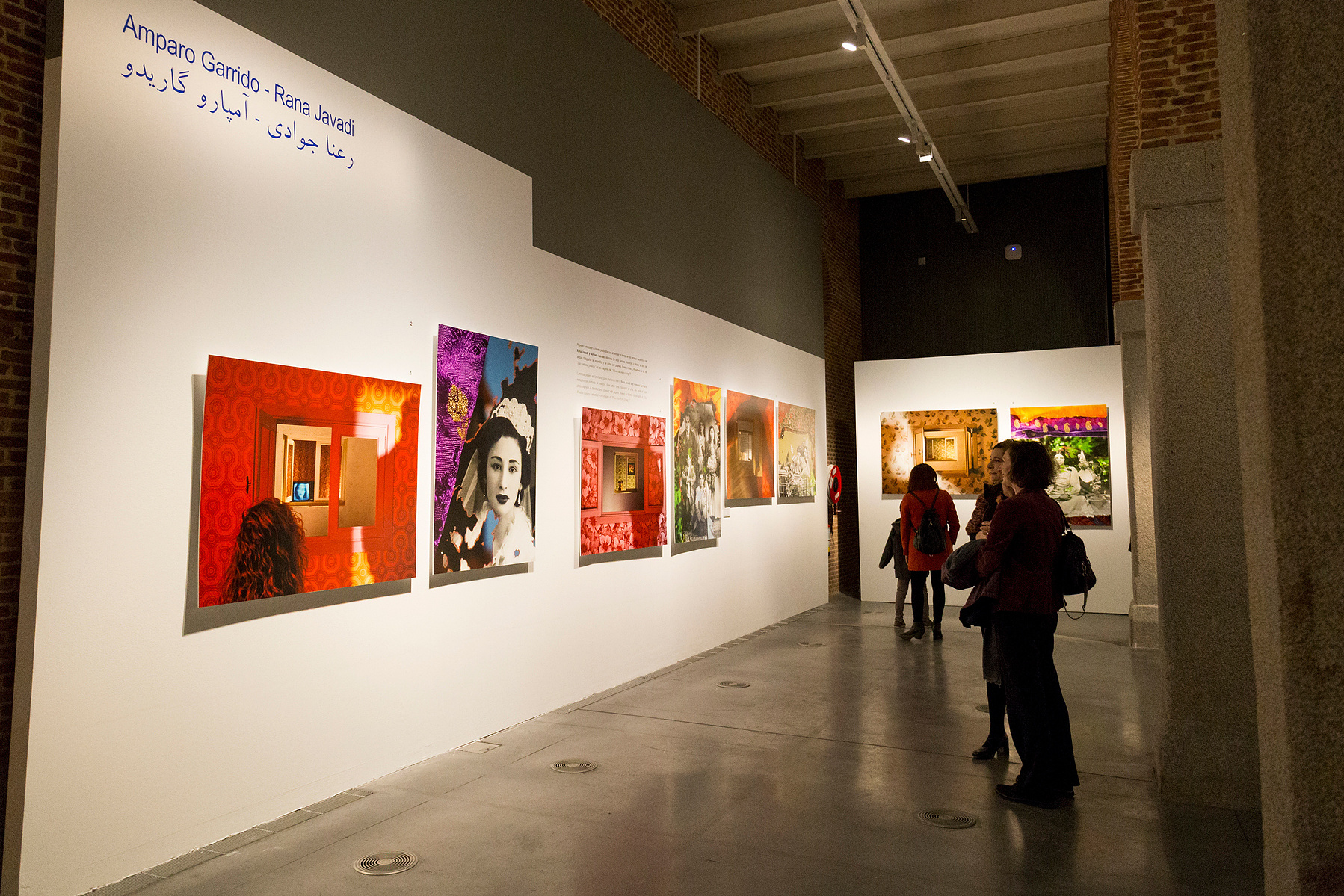 Zara Fernández de Moya y Santiago Olmo, comisarios de la exposición Miradas Paralelas. Irán-España: fotógrafas en el espejo en el Centro Cultural Conde Duque de Madrid