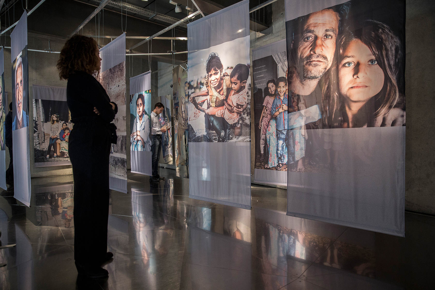 Exposición Apátridas: El laberinto de los invisibles, comisariada por Zara Fernández de Moya en Caixa Forum Madrid