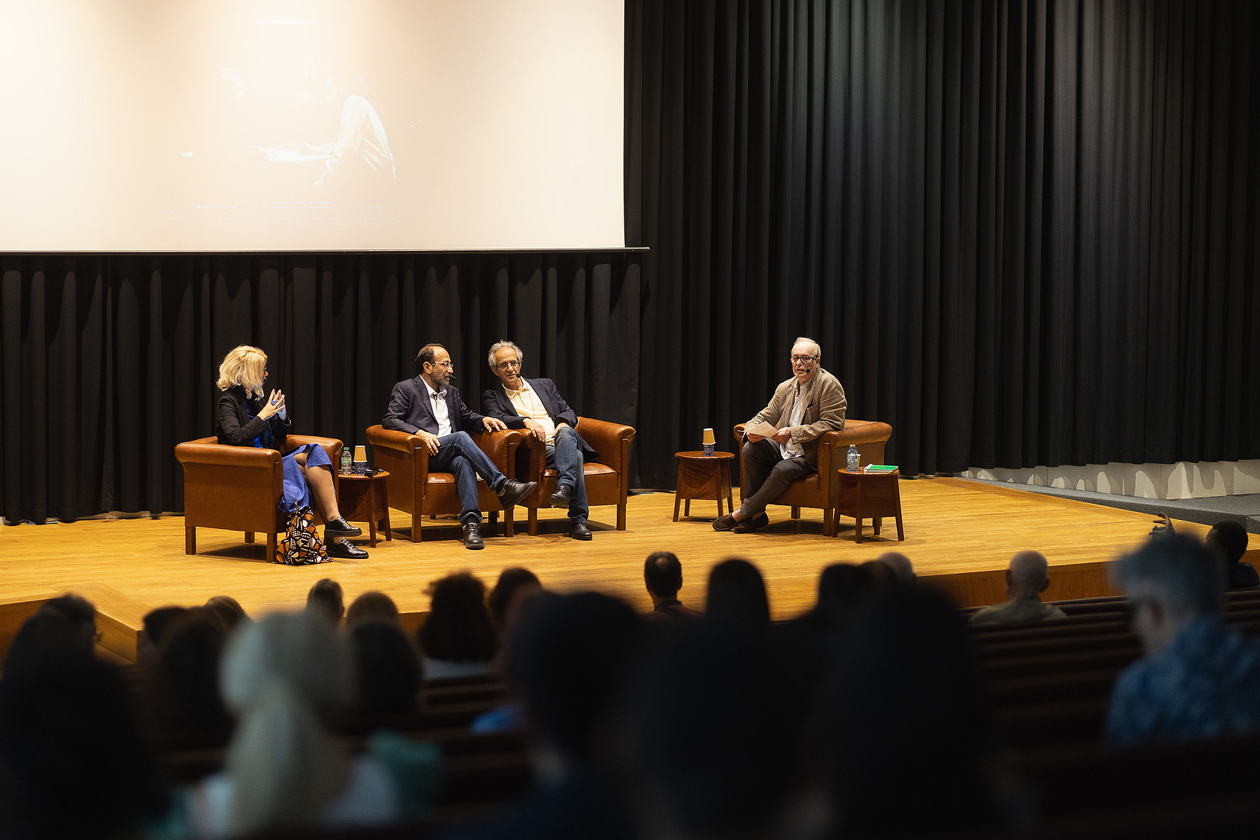 Exposición La Acera, de Asghar Farhadi, en Santiago de Compostela. Centro Galego de Arte Contemporánea, comisariada por Zara Fernández de Moya