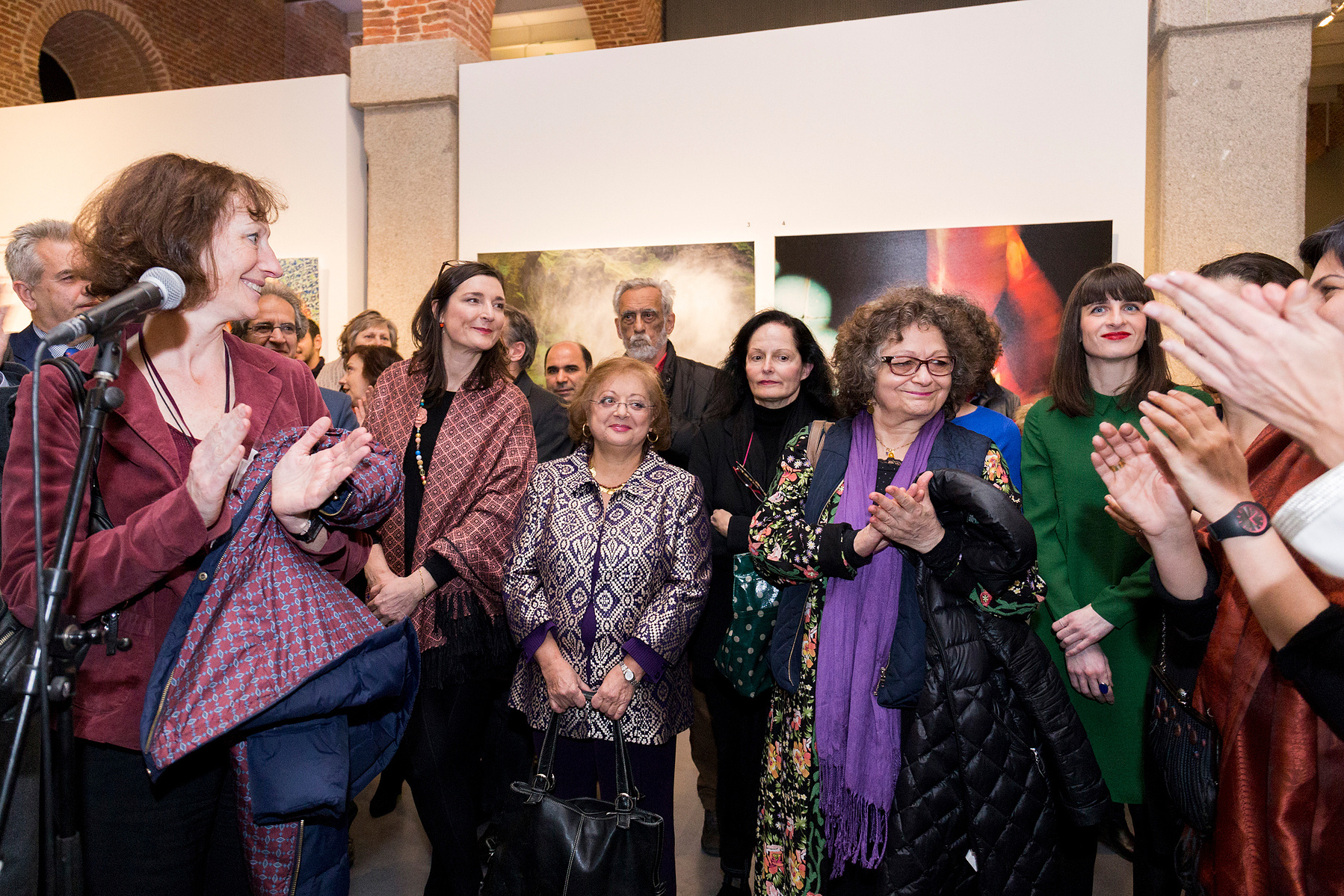 Zara Fernández de Moya y Santiago Olmo, comisarios de la exposición Miradas Paralelas. Irán-España: fotógrafas en el espejo en el Centro Cultural Conde Duque de Madrid