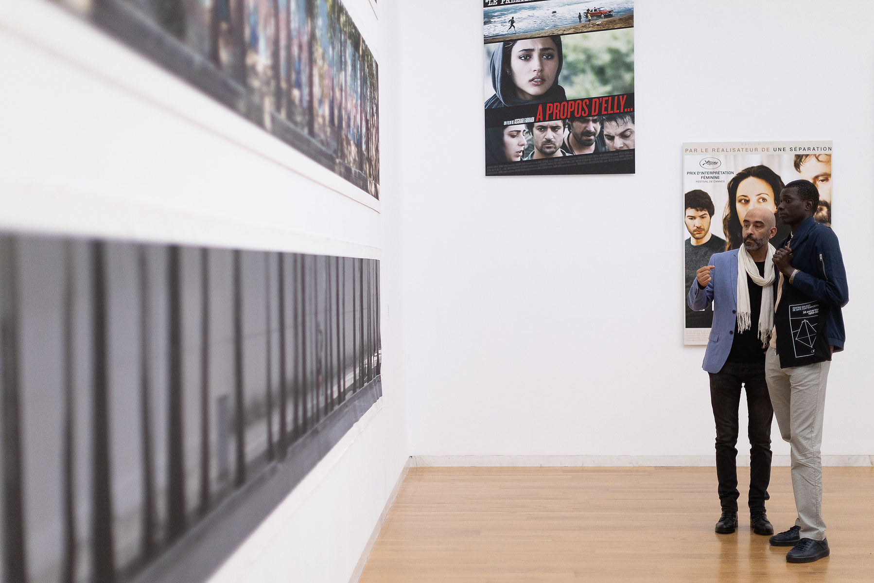 Exposición La Acera, de Asghar Farhadi, en Santiago de Compostela. Centro Galego de Arte Contemporánea, comisariada por Zara Fernández de Moya