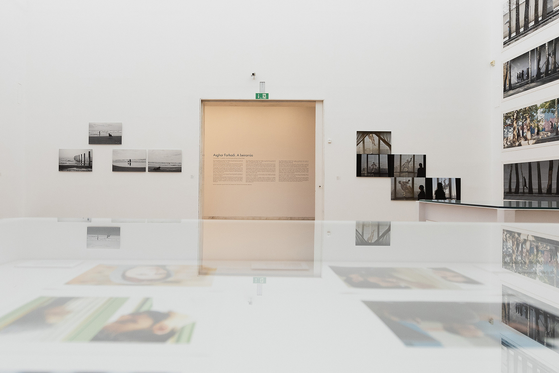 Exposición La Acera, de Asghar Farhadi, en Santiago de Compostela. Centro Galego de Arte Contemporánea, comisariada por Zara Fernández de Moya
