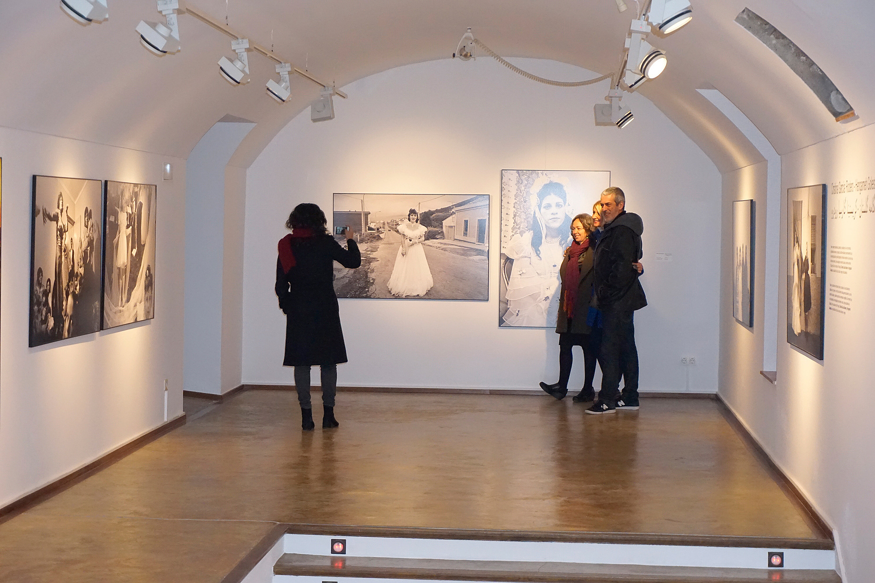 Zara Fernández de Moya y Santiago Olmo, comisarios de la exposición Miradas Paralelas. Irán-España: fotógrafas en el espejo en la Fundación Vila Casas