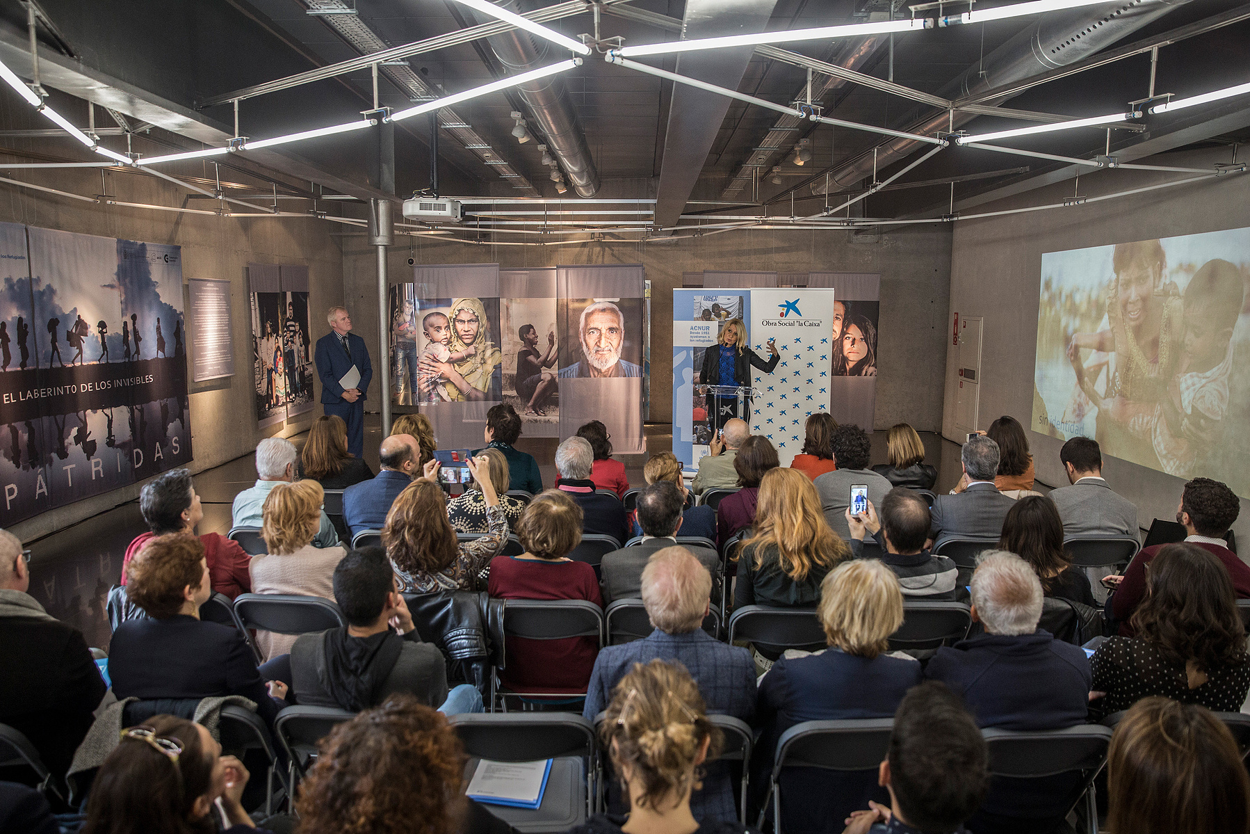 Exposición Apátridas: El laberinto de los invisibles, comisariada por Zara Fernández de Moya en Caixa Forum Madrid