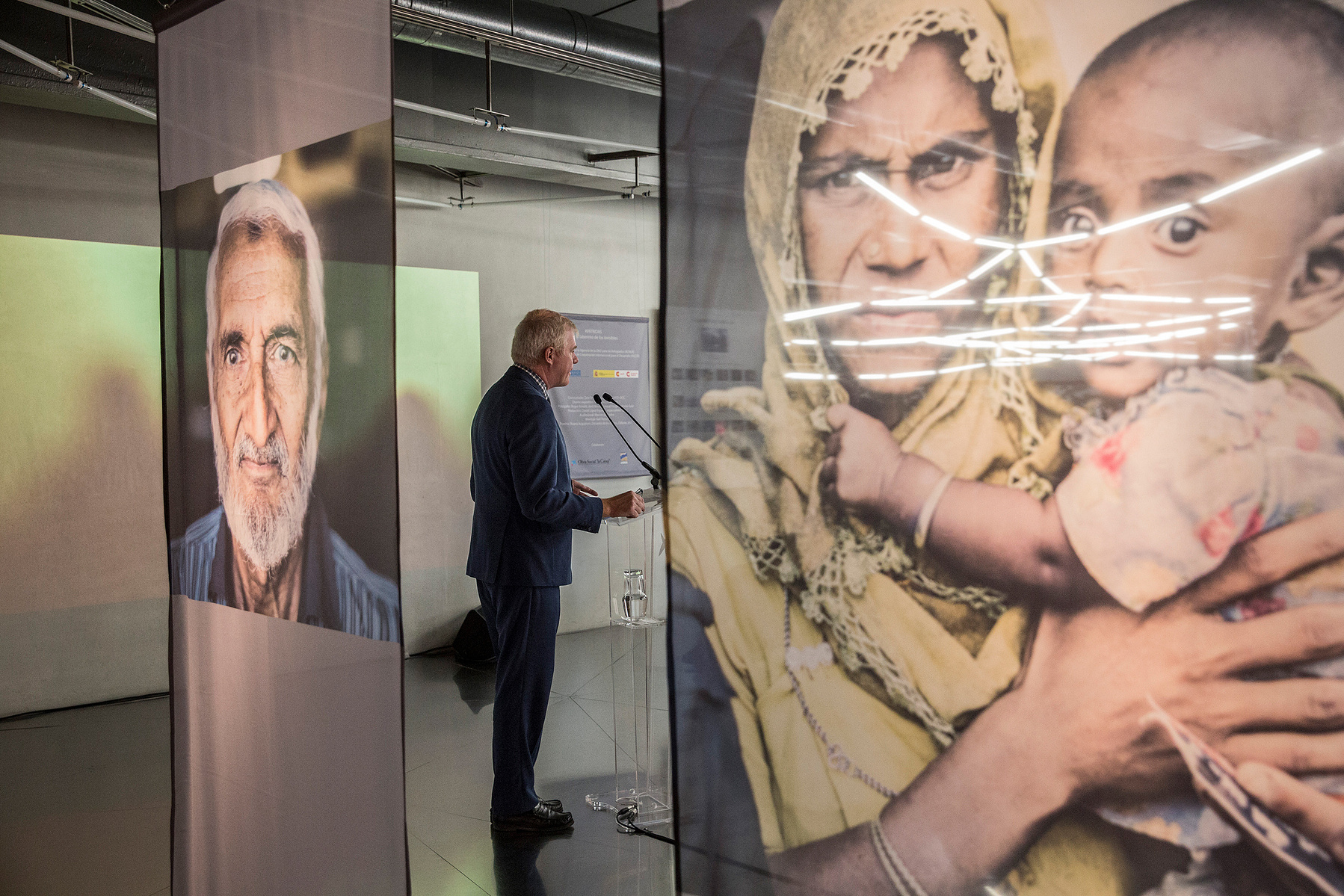 Exposición Apátridas: El laberinto de los invisibles, comisariada por Zara Fernández de Moya en Caixa Forum Madrid