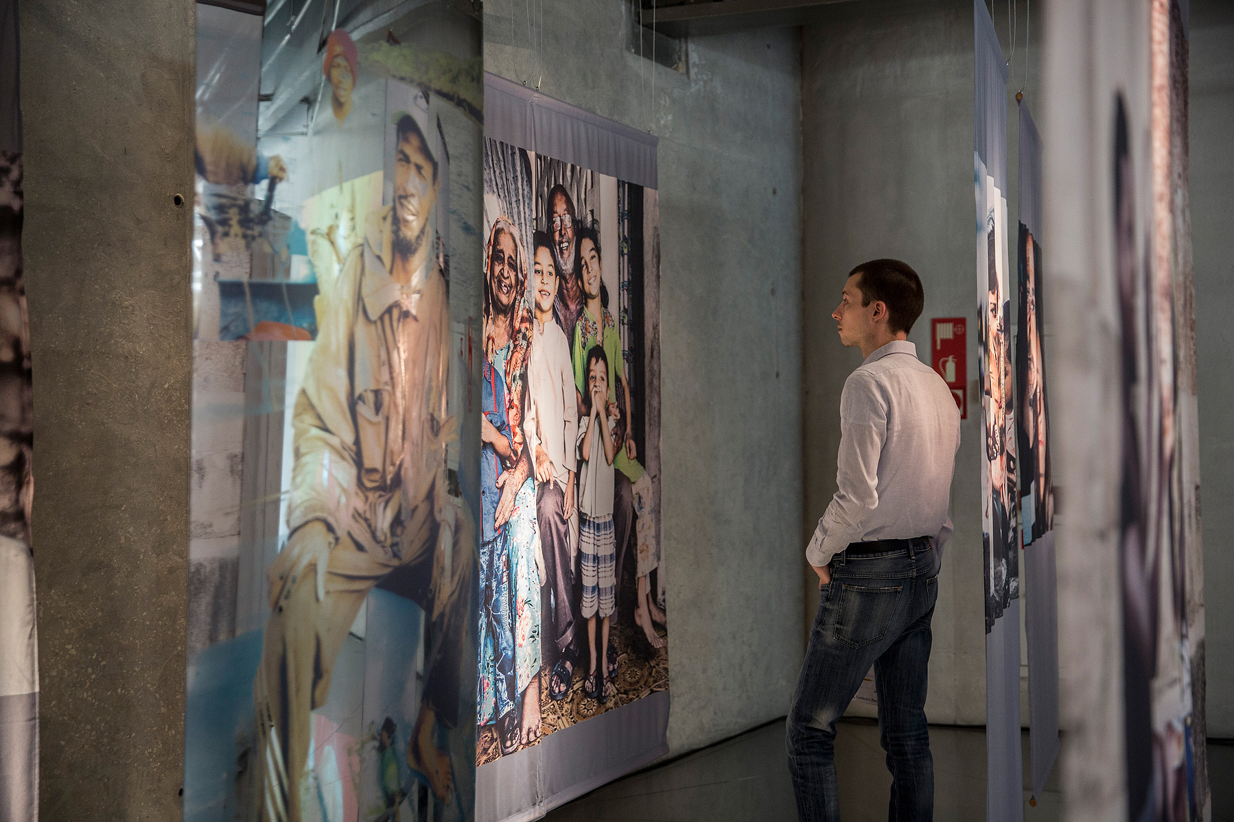 Exposición Apátridas: El laberinto de los invisibles, comisariada por Zara Fernández de Moya en Caixa Forum Madrid