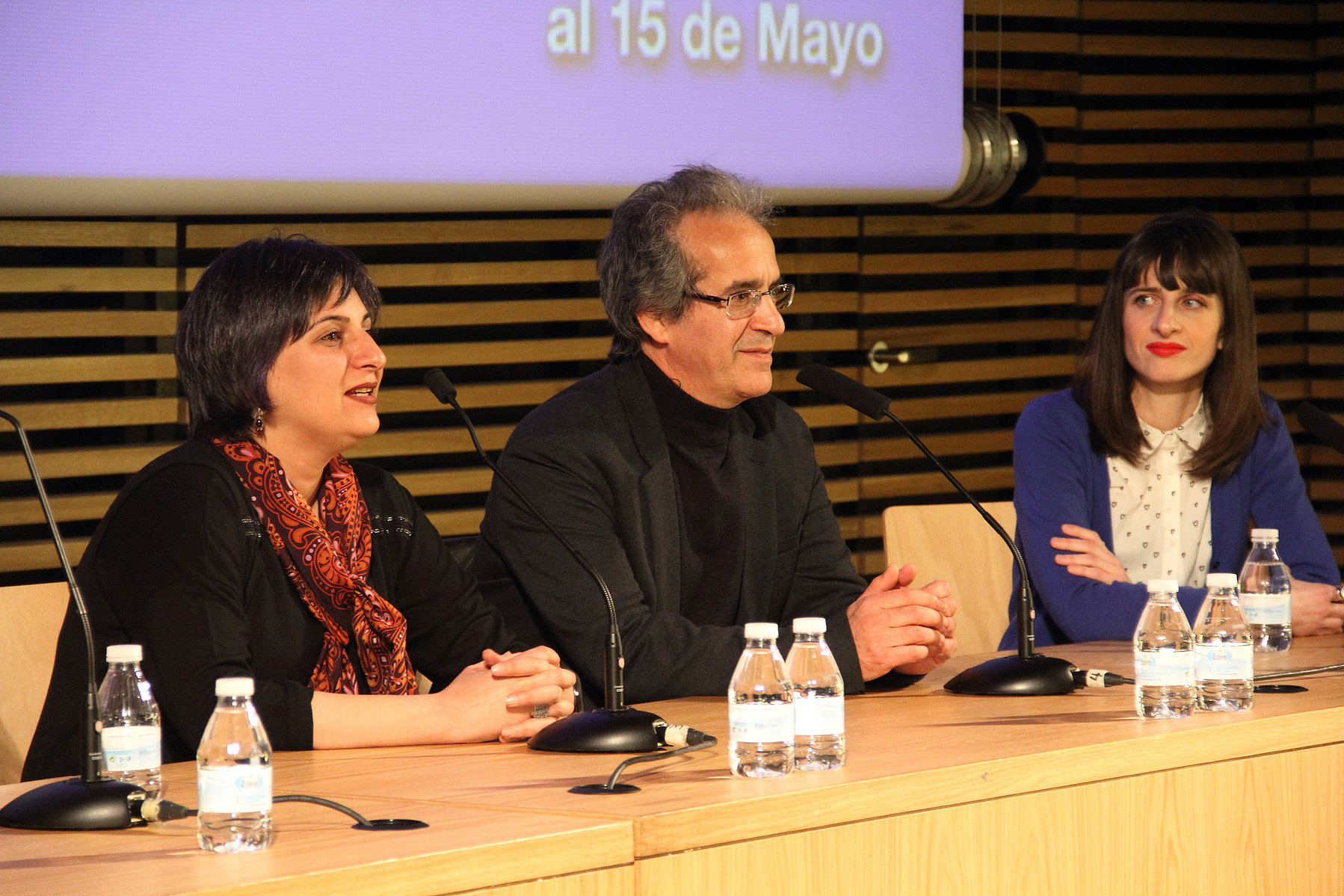 Zara Fernández de Moya y Santiago Olmo, comisarios de la exposición Miradas Paralelas. Irán-España: fotógrafas en el espejo en el Centro Cultural Conde Duque de Madrid