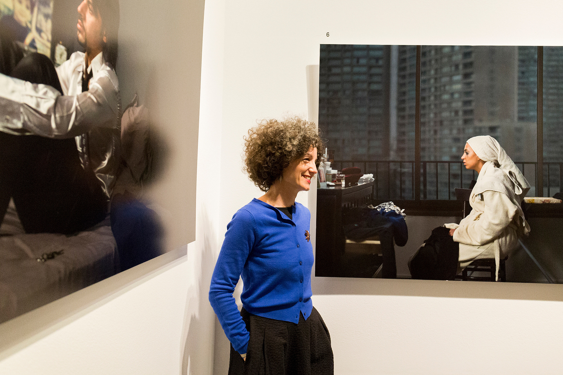 Zara Fernández de Moya y Santiago Olmo, comisarios de la exposición Miradas Paralelas. Irán-España: fotógrafas en el espejo en el Centro Cultural Conde Duque de Madrid