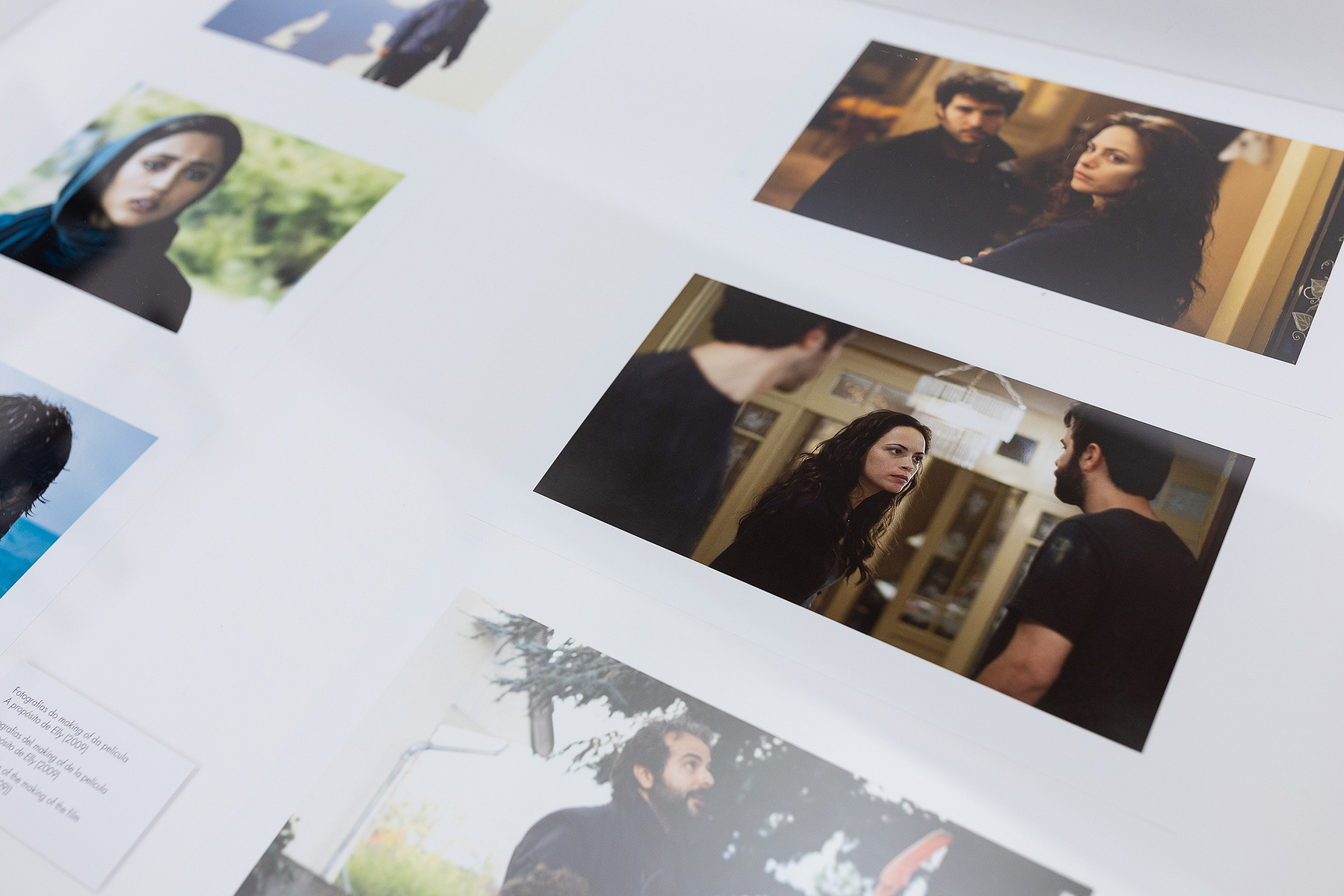 Exposición La Acera, de Asghar Farhadi, en Santiago de Compostela. Centro Galego de Arte Contemporánea, comisariada por Zara Fernández de Moya