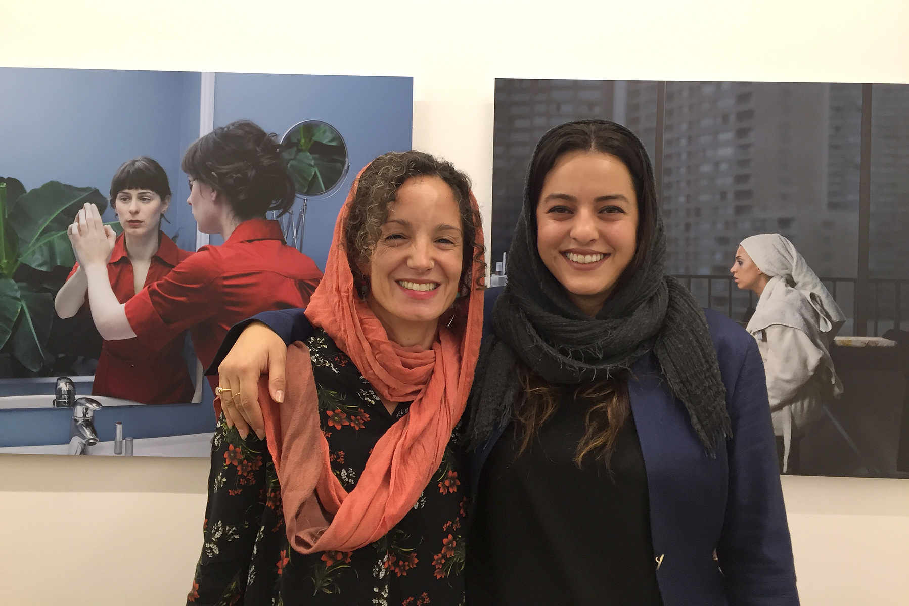 Zara Fernández de Moya y Santiago Olmo, comisarios de la exposición Miradas Paralelas. Irán-España: fotógrafas en el espejo en la Silk Road Gallery de Teherán