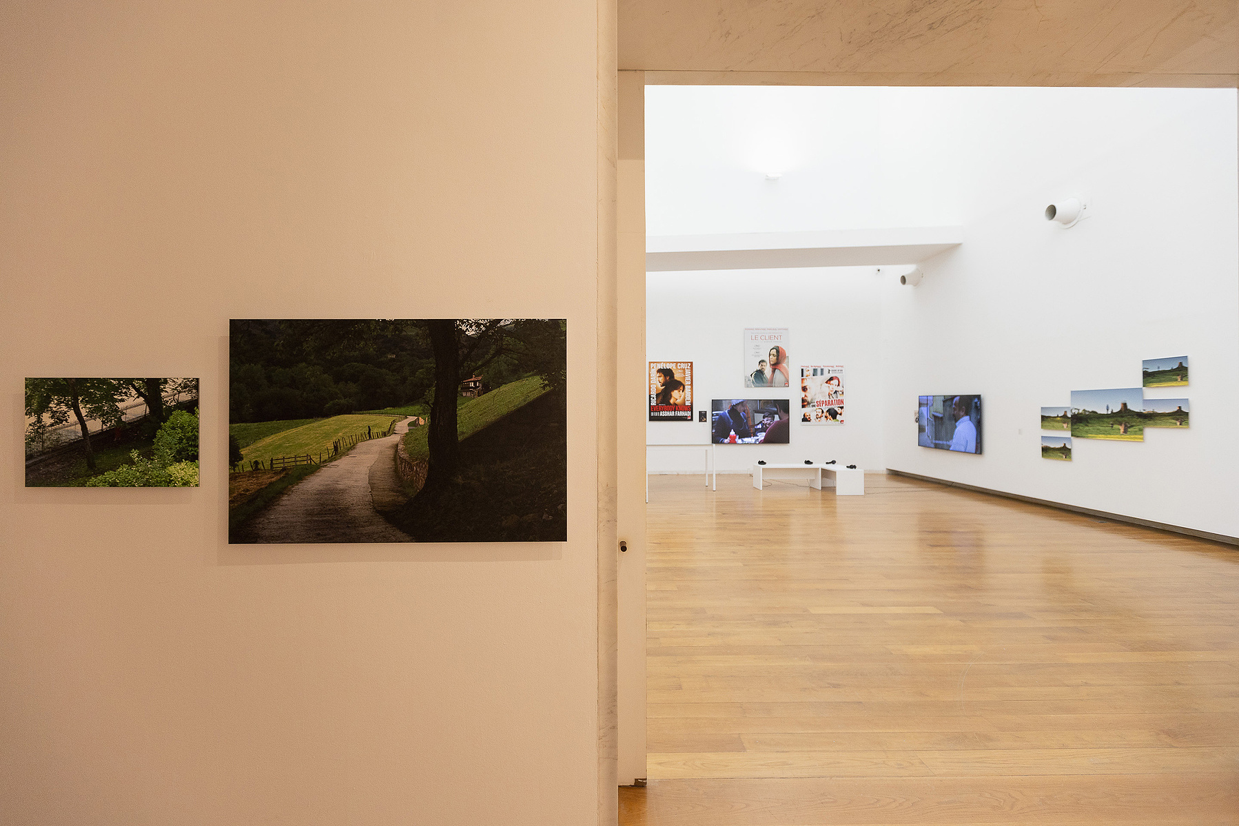 Exposición La Acera, de Asghar Farhadi, en Santiago de Compostela. Centro Galego de Arte Contemporánea, comisariada por Zara Fernández de Moya