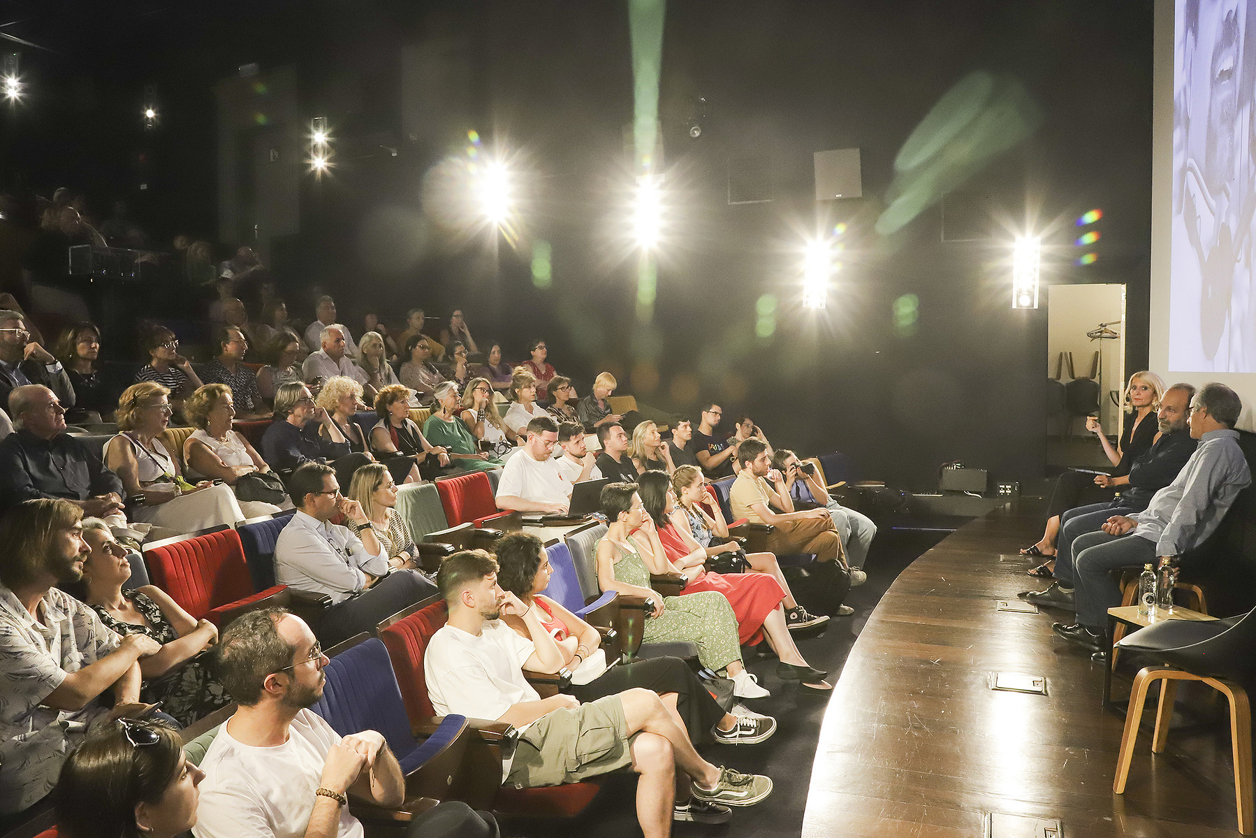 Acto en la Academia de Cine sobre la exposición La Acera, de Asghar Farhadi, comisariada por Zara Fernández de Moya. Fotografía @ Serafín Palazón